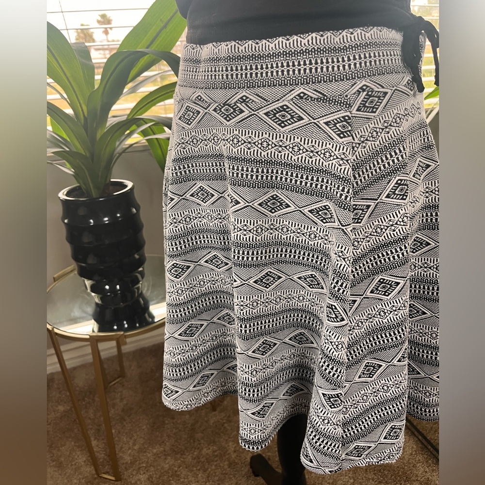 H&M Divided Skater Skirt Aztec Print Size Medium Black & White